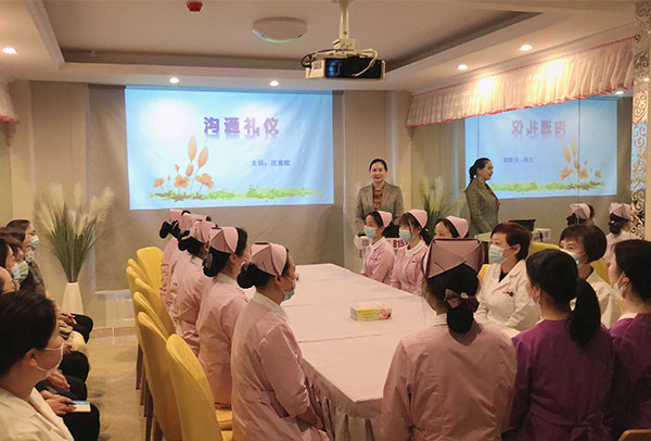 礼仪培训讲师为诗